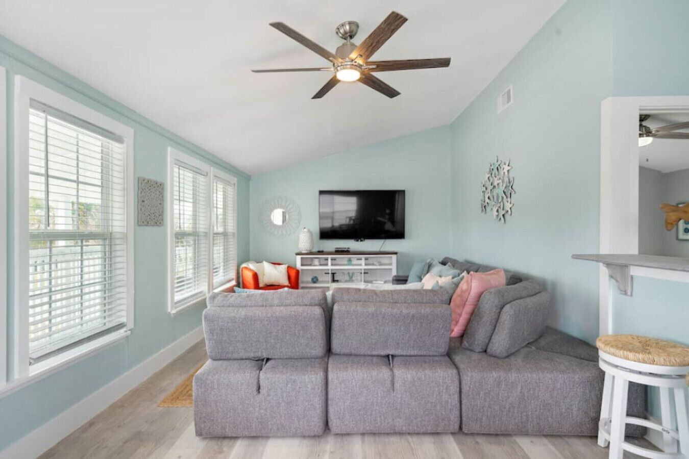 Spacious coastal haven, minutes from beach