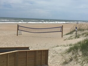 Aan het strand, ligstoelen aan het strand, strandlakens