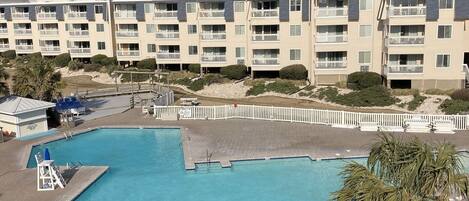 Un hôtel comprenant plusieurs étages, une piscine et un espace de plage.