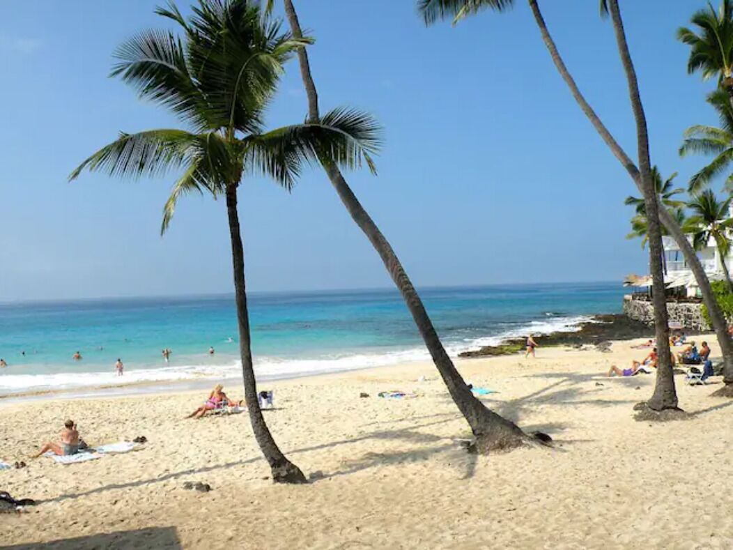 Beach nearby, sun loungers, beach towels