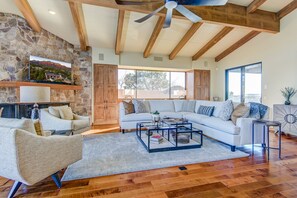 Télévision, cheminée, espaces bureaux