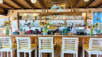 供应早餐、午餐和晚餐