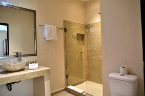 Familiekamer | Badkamer | Een douche, handdoeken, zeep, shampoo
