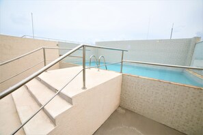 2 outdoor pools, pool loungers
