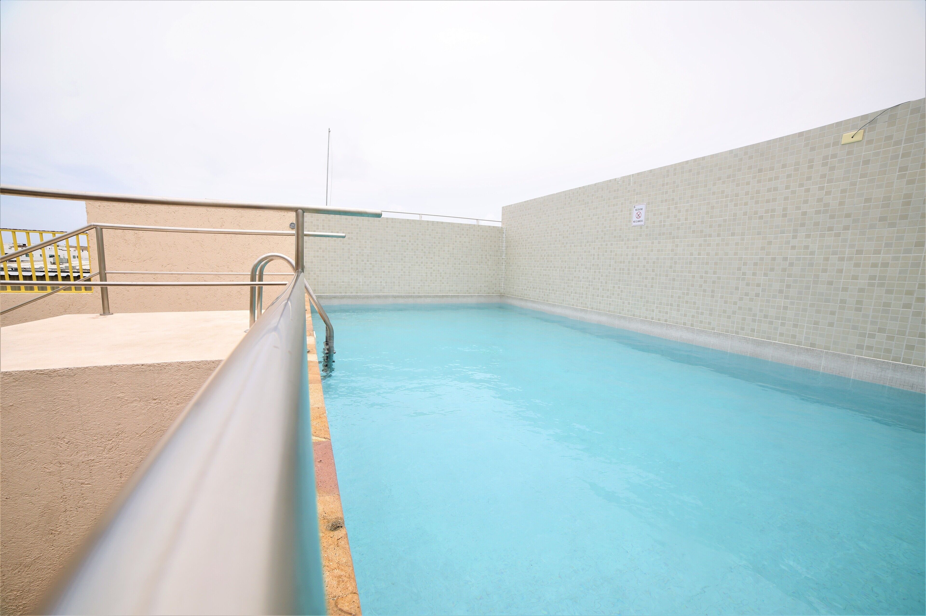 2 outdoor pools, pool loungers