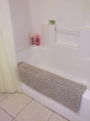 Ensemble baignoire-douche, séchoir à cheveux, serviettes fournies, savon