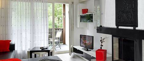TV, fireplace