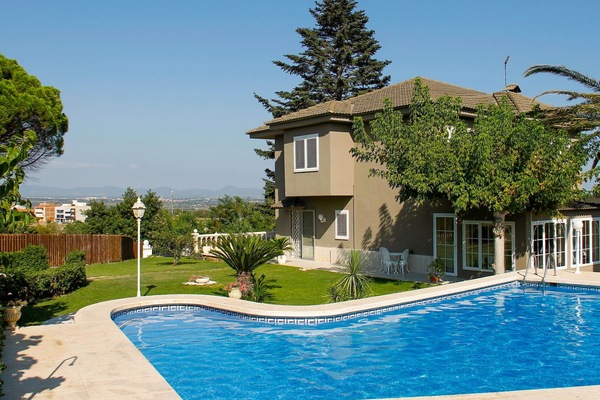 L'Eau, Plante, Ciel, Propriété, Bâtiment, Piscine, Bleu Azur, Arbre, Mobilier De Jardin, Fenêtre