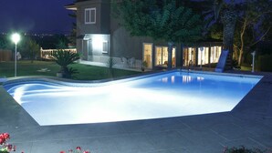 A swimming pool with a clear edge, surrounded by a paved area. - Beautiful private villa for 13 guests with A/C, private pool, WIFI, TV and patio (Alcover)