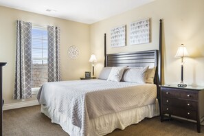 3 bedrooms, desk, iron/ironing board, free WiFi - HUGE LUXURY Condo with Pool! Elevator! Fun! Rec PLEX!12 Min To SDC & TB RK LAKE! (Branson)