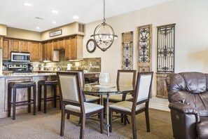 Dining - HUGE LUXURY Condo with Pool! Elevator! Fun! Rec PLEX!12 Min To SDC & TB RK LAKE! (Branson)