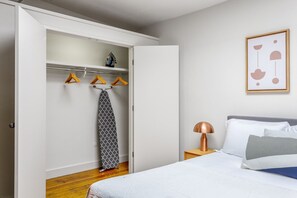 1 slaapkamer, een strijkplank/strijkijzer, wifi, beddengoed