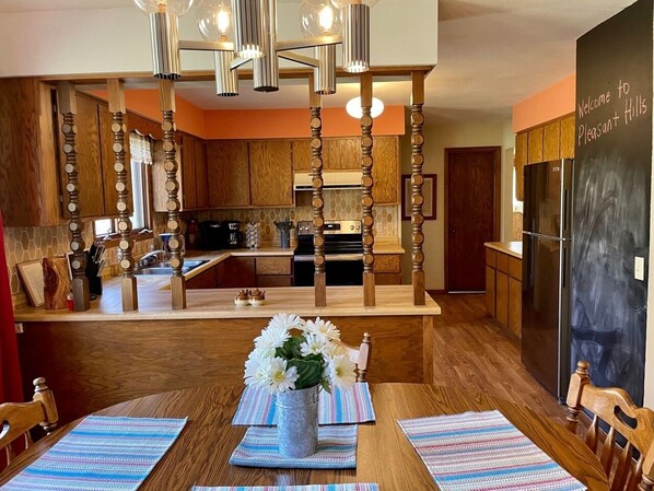 Dining - Country home with no pet fees!! (Hillsboro)