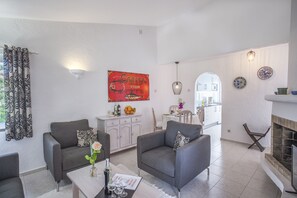 TV, fireplace