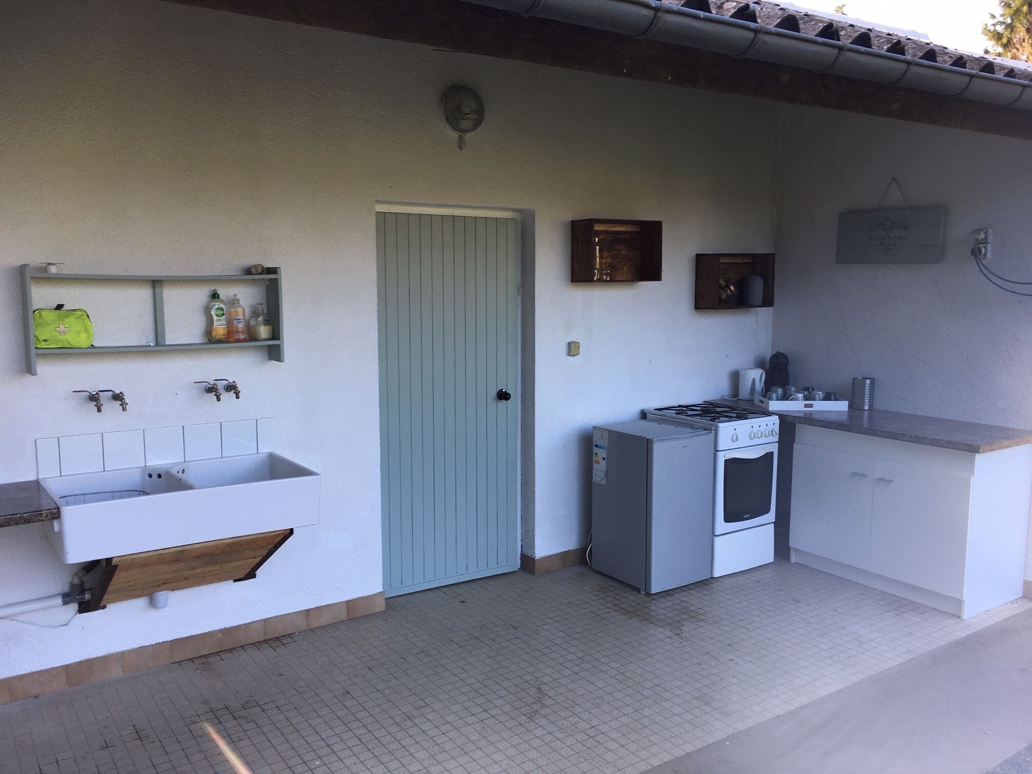 Una cucina compatta con lavello, piano cottura e frigorifero.