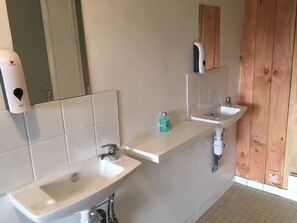 Een douche, handdoeken