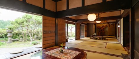 Villa clásica, para no fumadores (The Ninja Mansion) | Área de sala de estar | Chimenea, tablet, piso con calefacción y bocina smart