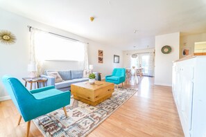 Smart-TV, Tischfußball, Bücher