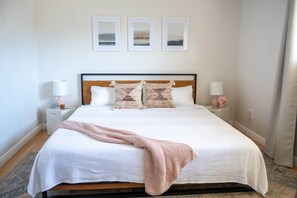 3 chambres, bureau, fer et planche à repasser, lit de bébé portatif