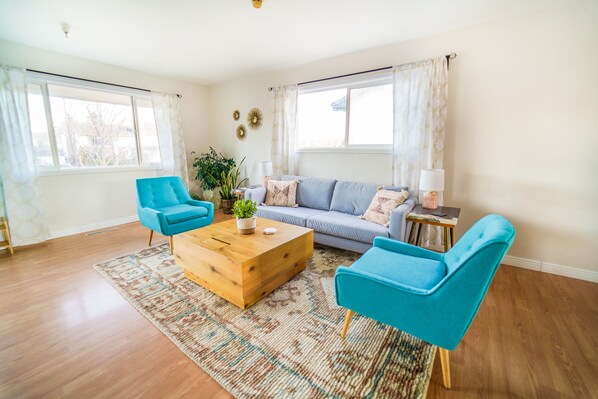 Älytelevisio, pöytäjalkapallopöytä, kirjoja