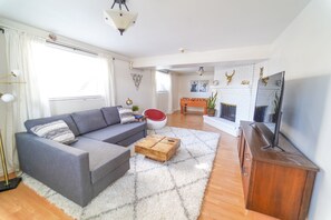 Smart-TV, Tischfußball, Bücher