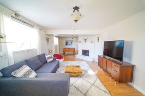 Älytelevisio, pöytäjalkapallopöytä, kirjoja