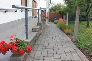 Property grounds - Modern Apartment "Zweiradparadies" with Wi-Fi, Terrace & Garden (Mastershausen)