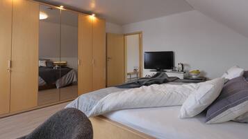 2 bedrooms, iron/ironing board, free WiFi, bed sheets