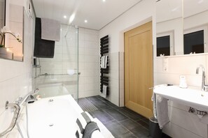 Bañera, secador de pelo, toallas