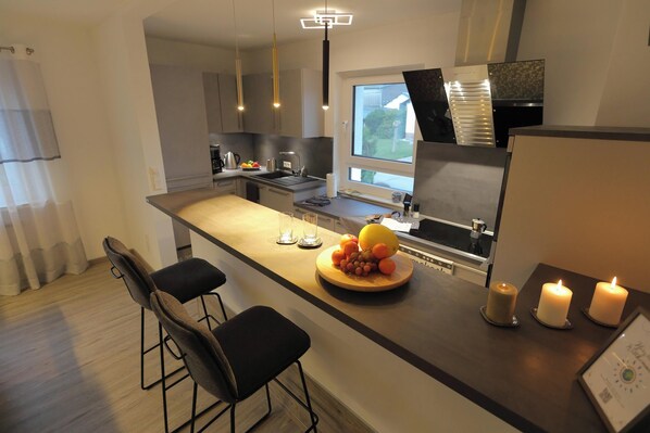 Fridge, microwave, oven, stovetop - Modern Apartment "Zweiradparadies" with Wi-Fi, Terrace & Garden (Mastershausen)