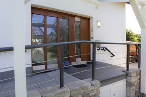 Exterior detail - Vacation Home "Däschinger" with Wi-Fi, Balcony, Terrace & Garden (Mastershausen)