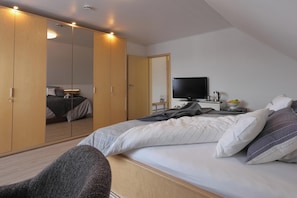 4 bedrooms, iron/ironing board, free WiFi, bed sheets - Vacation Home "Däschinger" with Wi-Fi, Balcony, Terrace & Garden (Mastershausen)