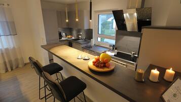 Refrigerador, microondas, horno, placa de cocina