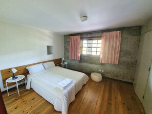 4 habitaciones, tabla de planchar con plancha, wifi y ropa de cama 