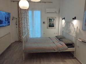 2 bedrooms, iron/ironing board, internet