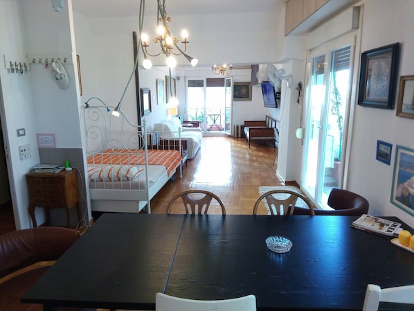 2 slaapkamers, een bureau, een strijkplank/strijkijzer, internet