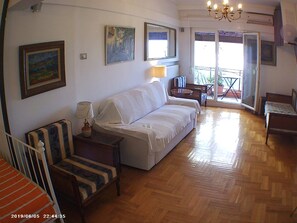 TV, stereo - Waterfront Apartment With Sea View Helexpo no01 (Thessaloniki)