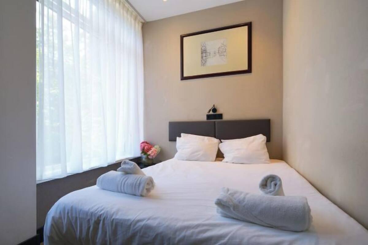 In-room safe, desk, WiFi (free), bed sheets