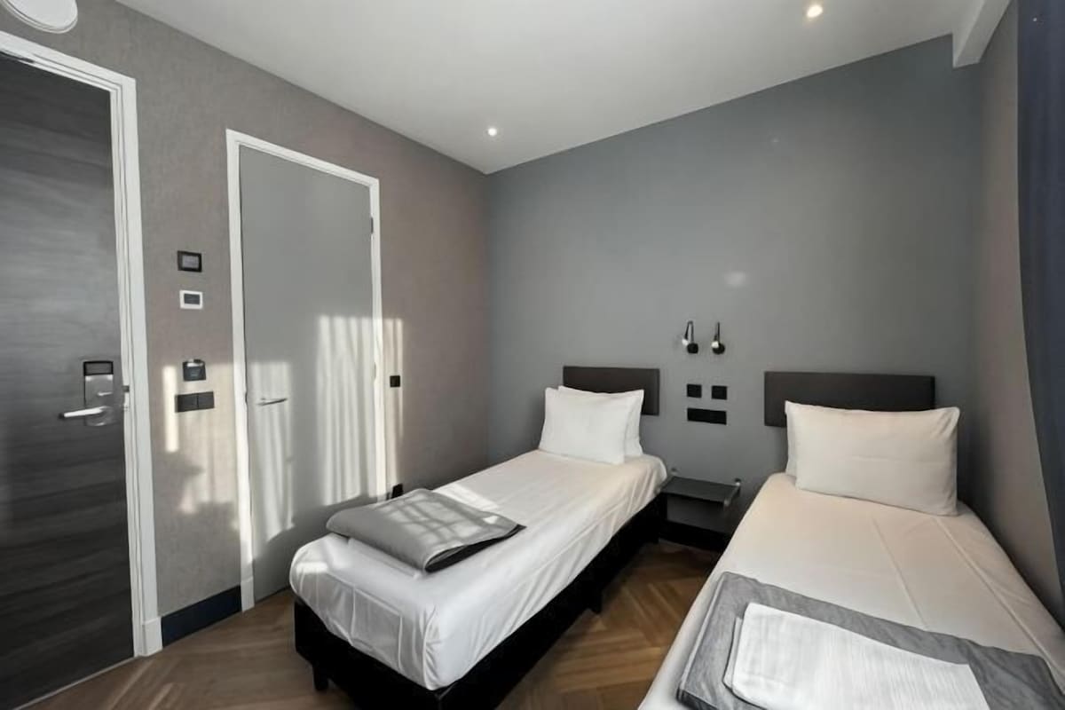 In-room safe, desk, WiFi (free), bed sheets