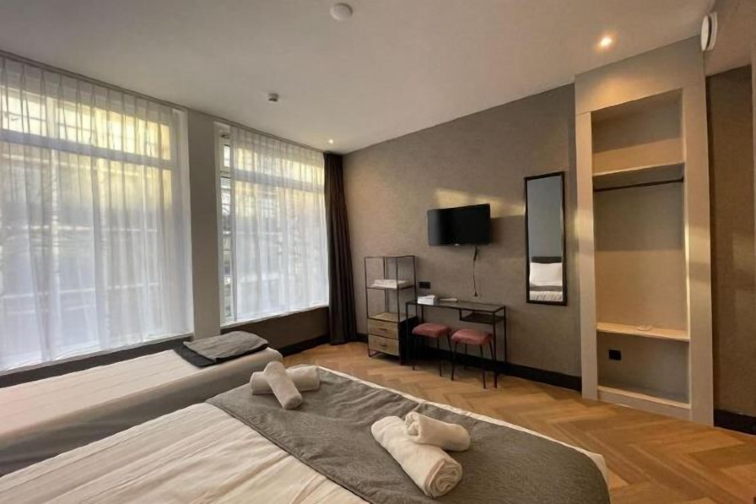 Zimmersafe, Schreibtisch, kostenloses WLAN, Bettwäsche