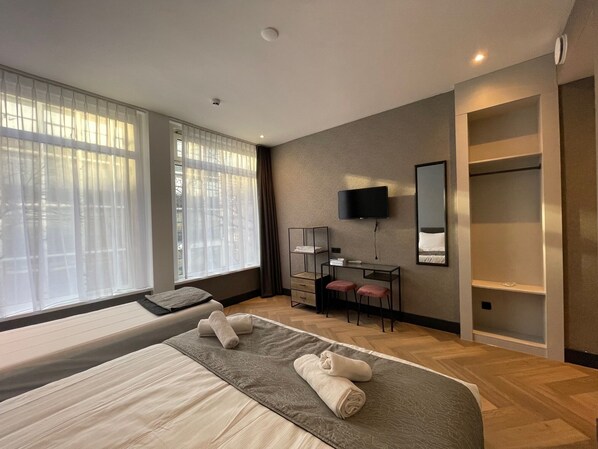 Basic Triple Room | In-room safe, desk, free WiFi, bed sheets - H3 Hotel Rotterdam City Center (Rotterdam)