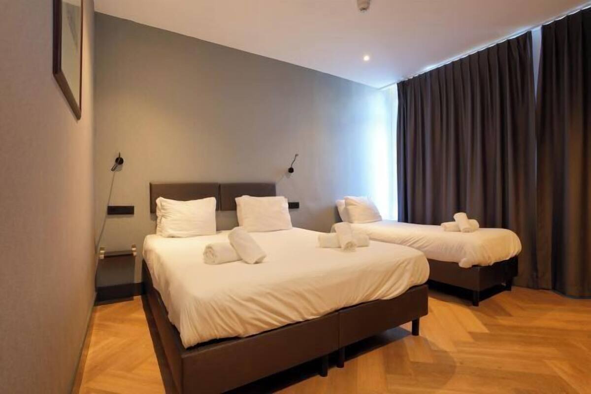 In-room safe, desk, WiFi (free), bed sheets