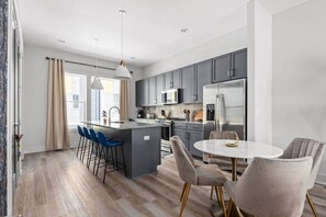 Jääkaappi, mikroaaltouuni, astianpesukone, kahvin-/teenkeitin