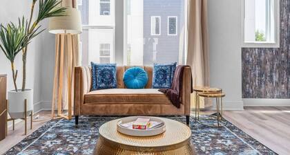 H17~ Crowd Favorite Condo ~ 5 Beds ~  8 Min to Downtown & Broadway ~ 2 Car Garage ~ Fast WiFi
