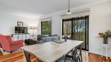 智能电视、DVD 播放器、书、音乐库