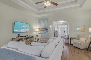 Televisión de pantalla plana y monitor de computadora