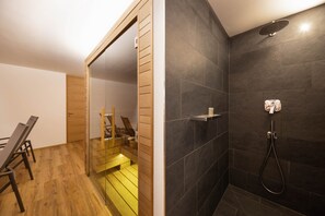 Shower, hair dryer, towels - Apartment 'Hirzer Residenze Moritz' Close to Merano with Mountain View & Garden (Avelengo)