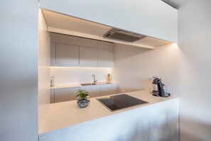 Geladeira, fogão, cooktop, lava-louças