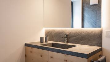 Doccia, asciugacapelli, asciugamani