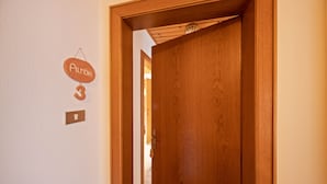 A wooden door with a sign above it reading 'Almohí 3'. - Holiday Apartment "Grödnerhof - Almöhi" Mountain View, Wi-Fi, Garden & Balcony (Breien / Tiers)